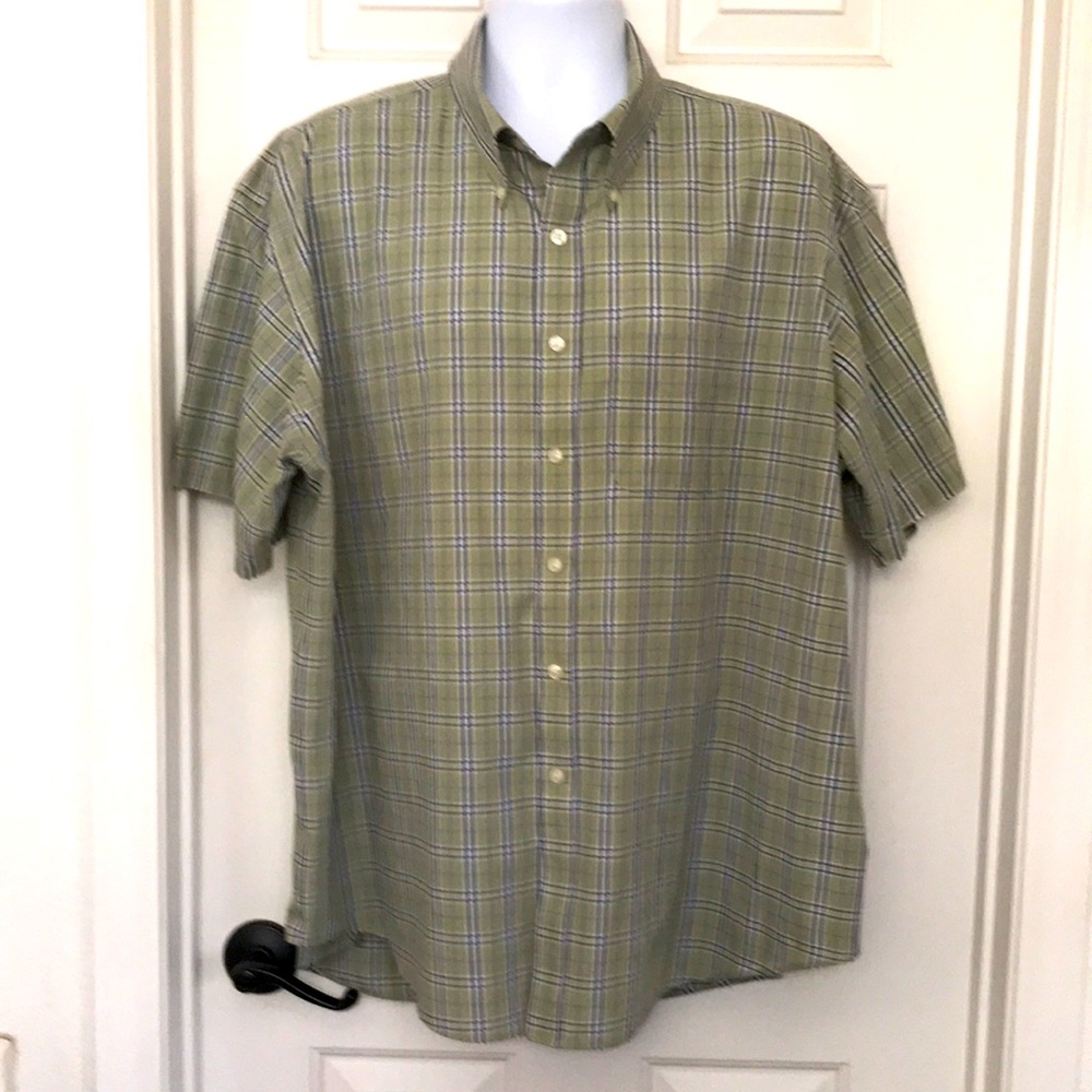Men’s Van Heusen plaid shirt sleeved shirt.